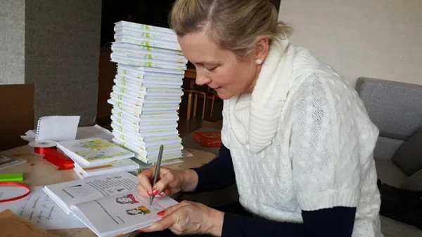 Jolanta paraksta grāmatiņu